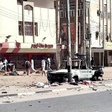 Ceux qui ne peuvent pas quitter Khartoum, ville de plus de cinq millions d'habitants, tentent de survivre privés d'eau et d'électricité, soumis aux pénuries de nourriture et aux coupures téléphoniques et d'internet.